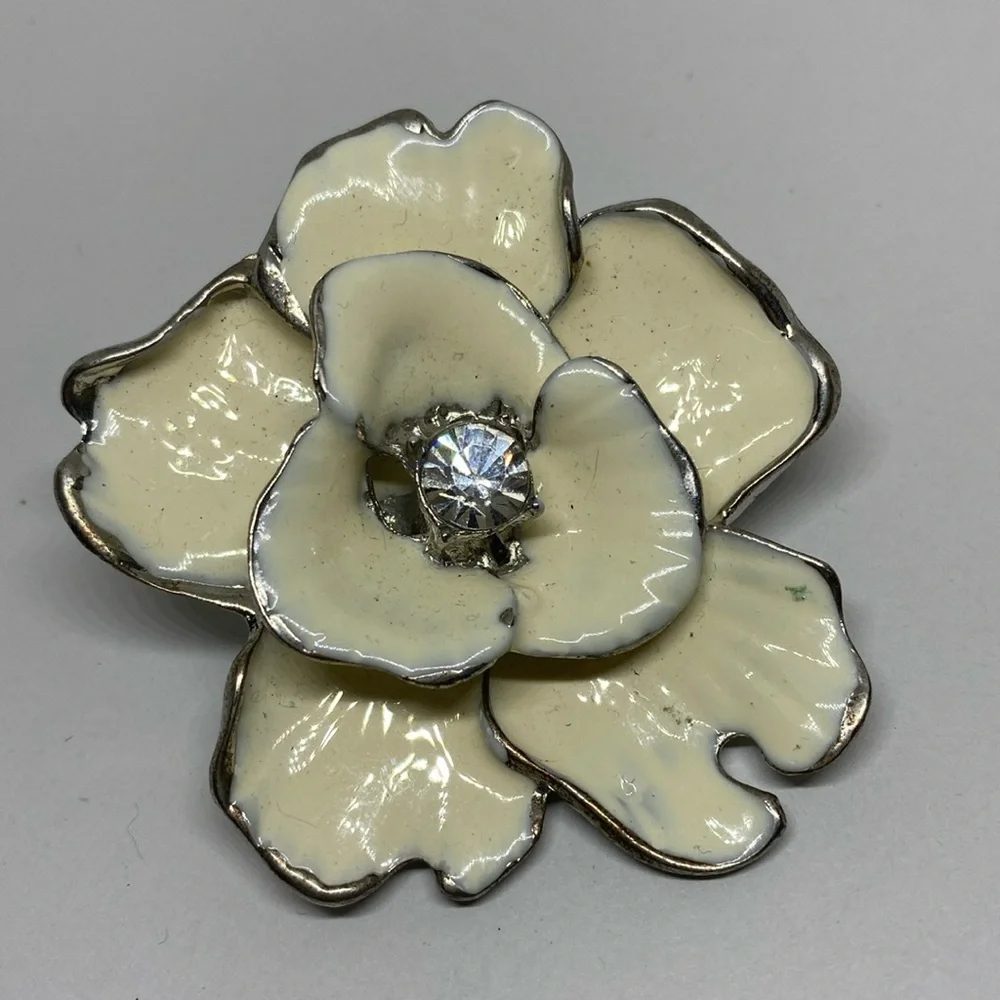 Vintage Enamel Flower Brooch​ - Picture 2 of 7